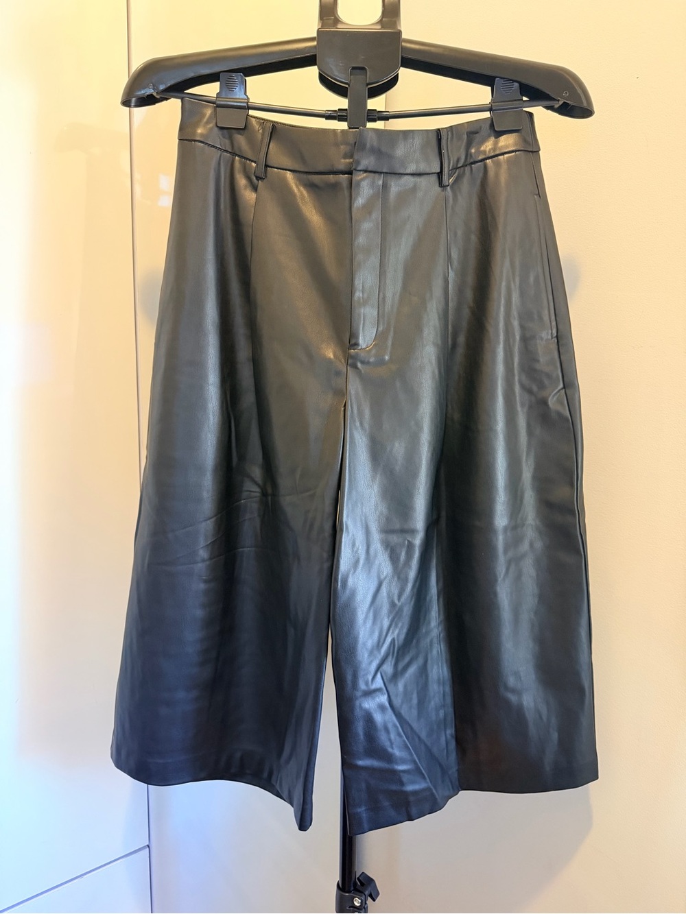 Mango Black Faux Leather / Leather-Effect Bermuda Shorts – Size M